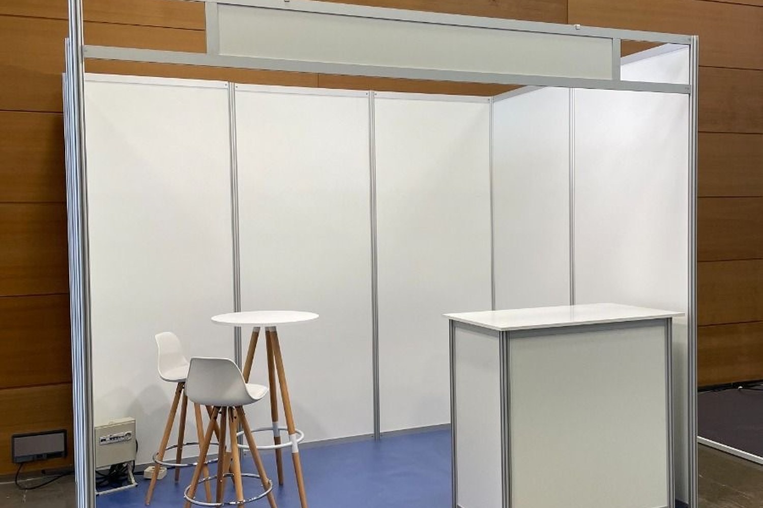 Stand Básico com testeira, balcão e mesa alta
