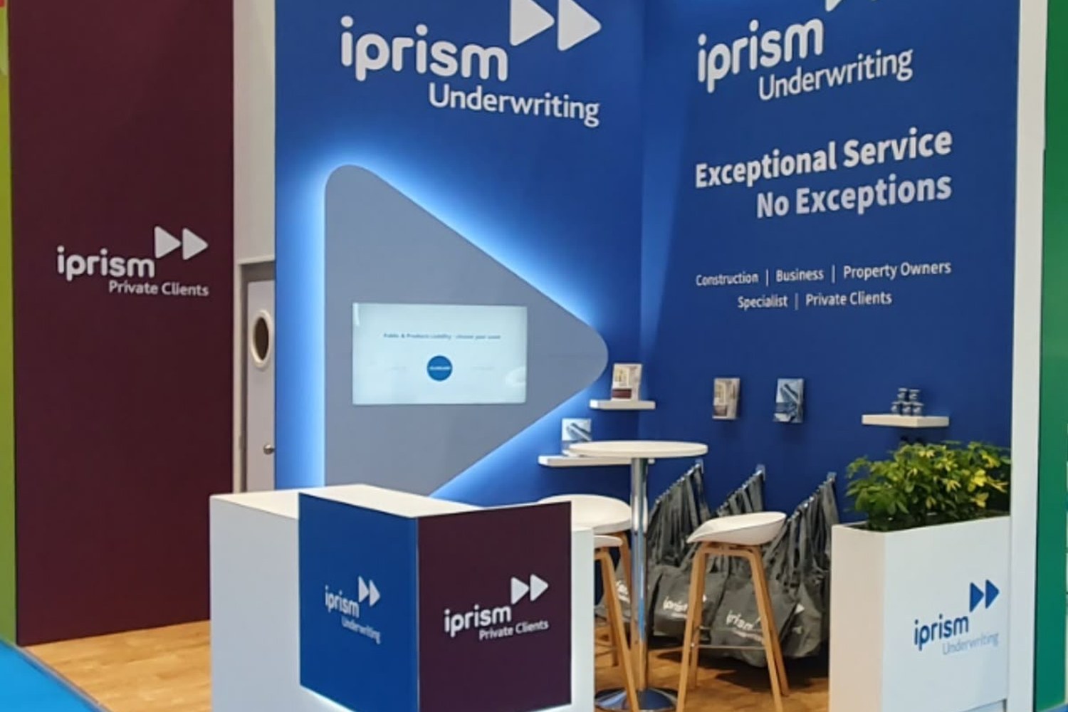Stand Corporate com painel de marca, totem e área de demonstração