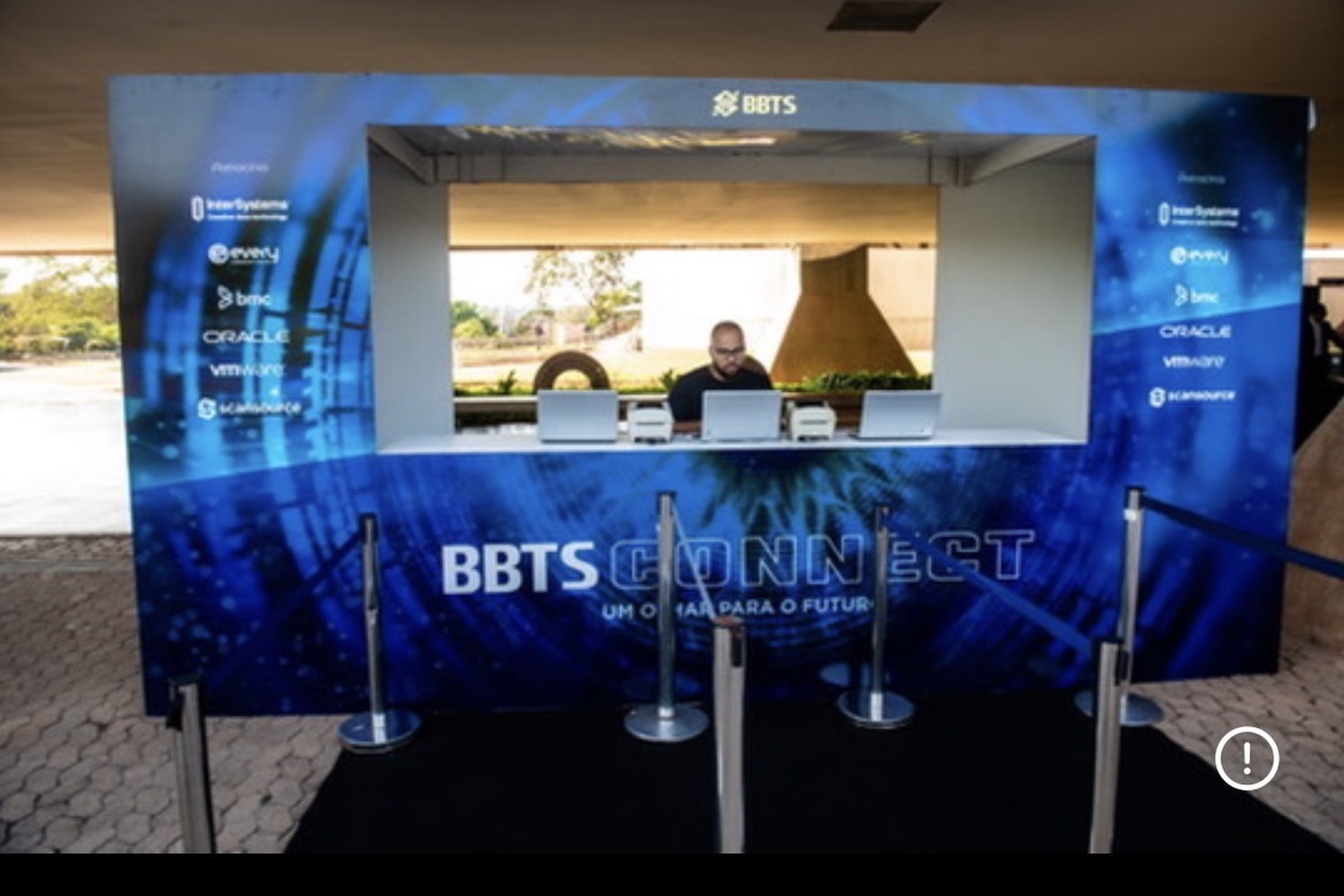 Stand de Credenciamento com múltiplos pontos de atendimento