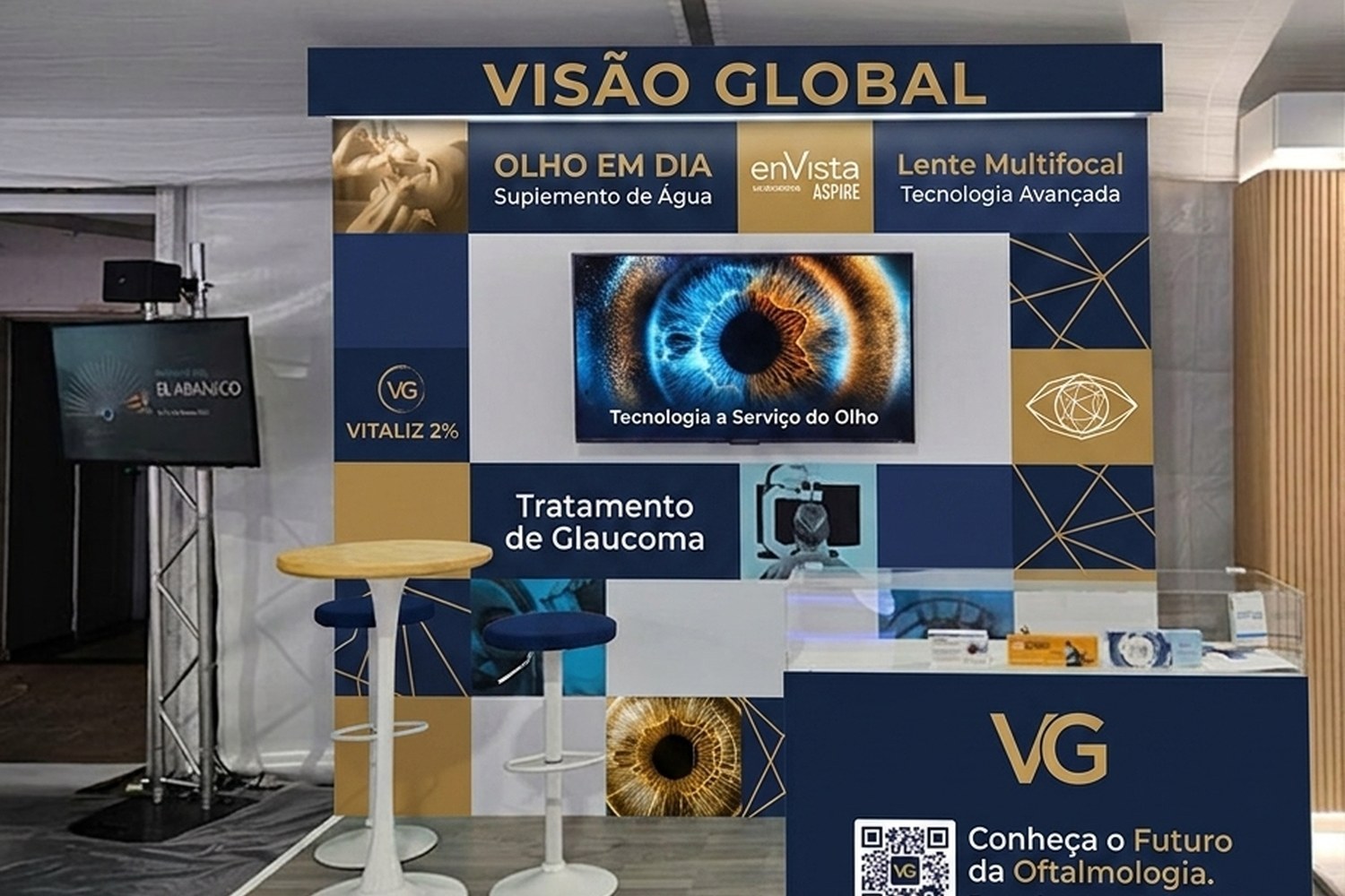 Stand Imersivo com painel gráfico, bancada de atendimento e tela de demonstração