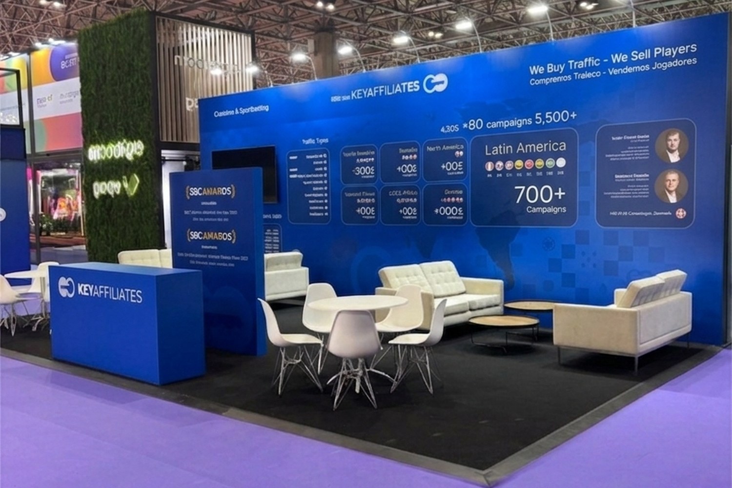 Stand Lounge Premium com sofás, mesas e área de reunião